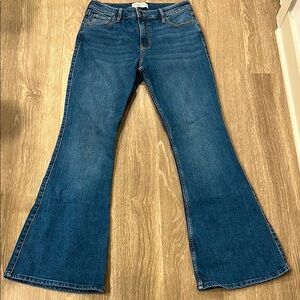 Abercrombie & Fitch - The Flare Ultra High Rise Jeans
